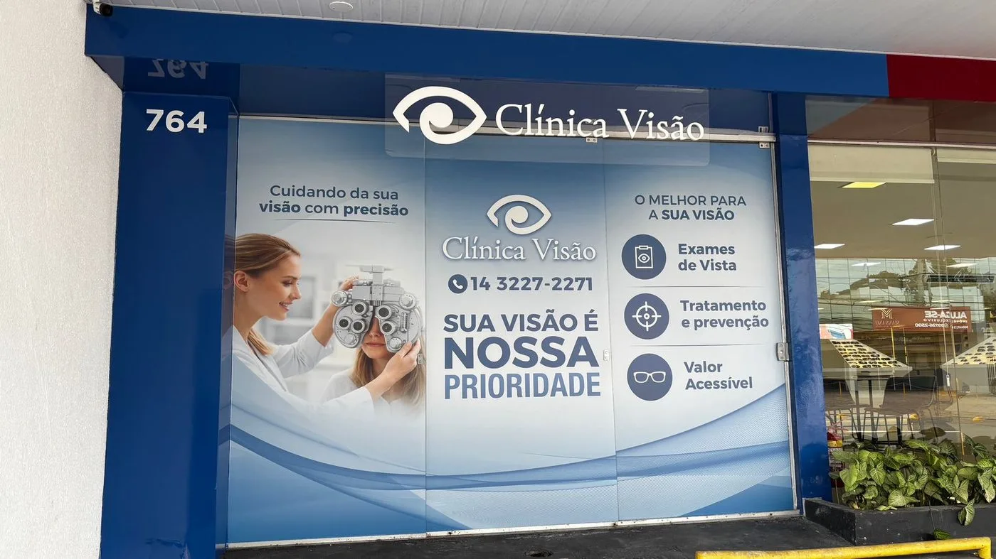 Fachada da Clínica Visão, com identidade visual em azul institucional.