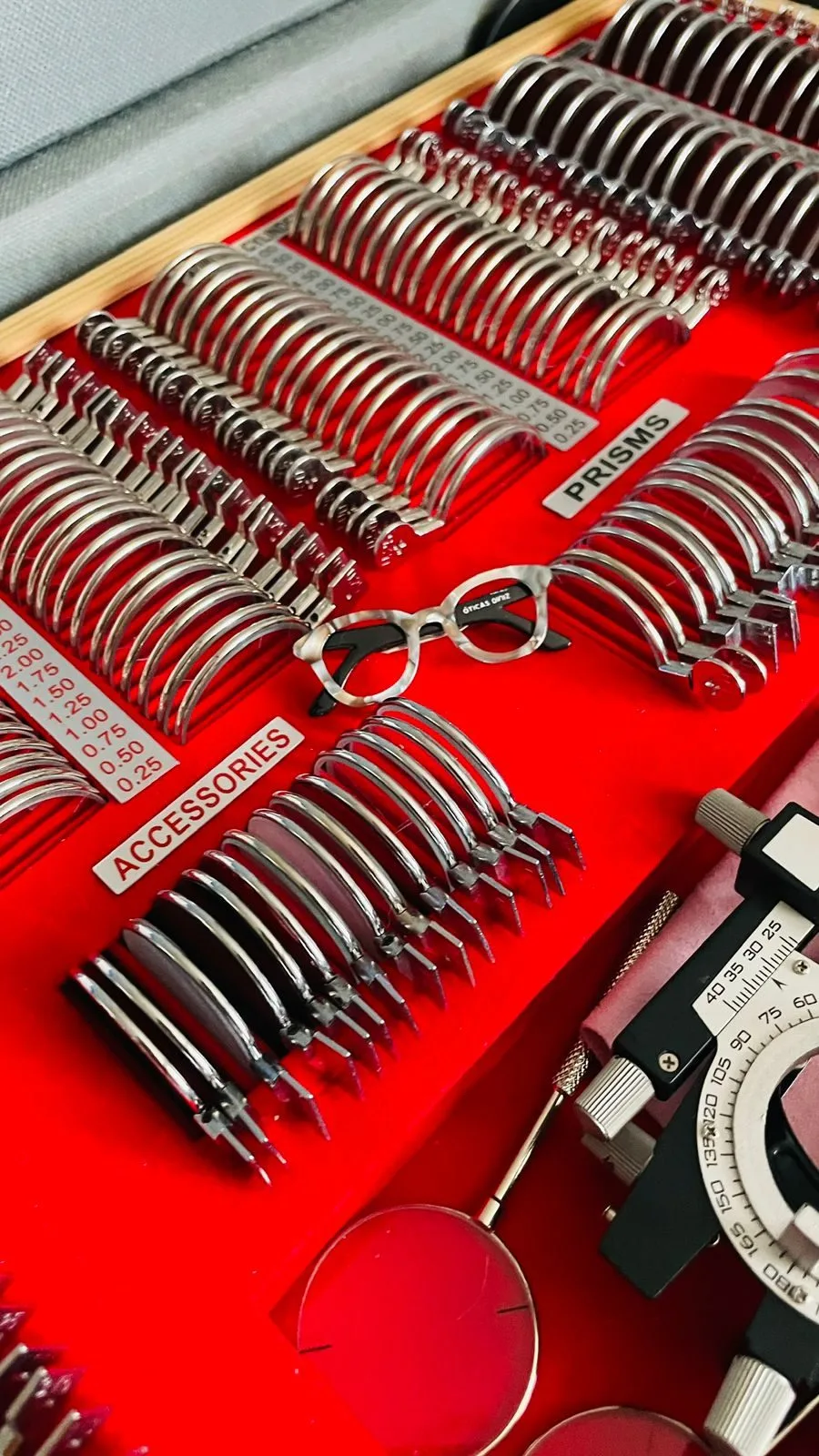 Kit de lentes de prova utilizado nas avaliações da Clínica Visão.